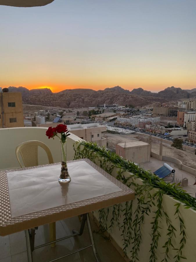 Bed and Breakfast Hustle'S Look à Wadi Musa Extérieur photo